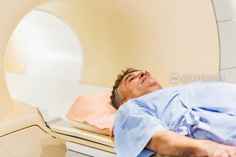 男性患者接受MRI扫描。