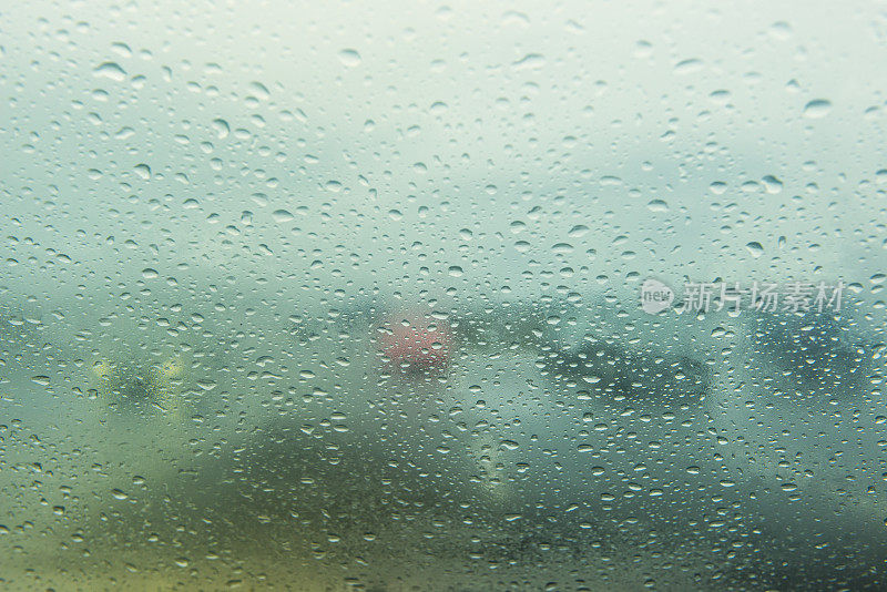 雨落在停车场的挡风玻璃上