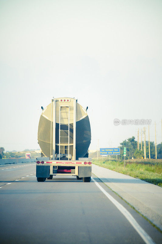 安大略加拿大公路上的油罐车