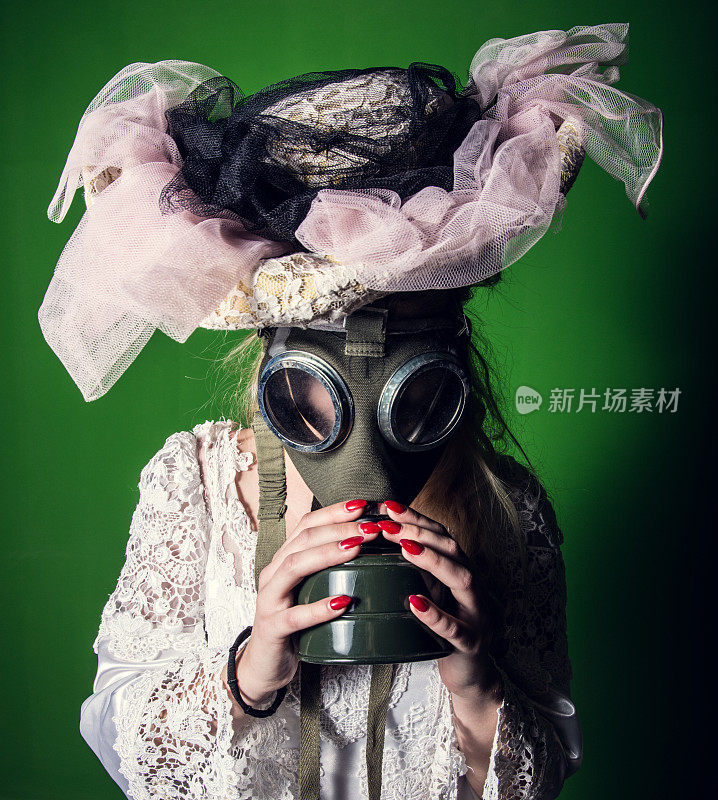 女人的婚纱和防毒面具