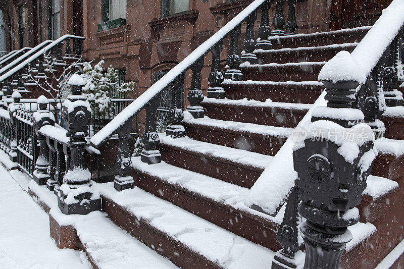 布鲁克林褐石制联排别墅的门廊在冬季暴风雪中
