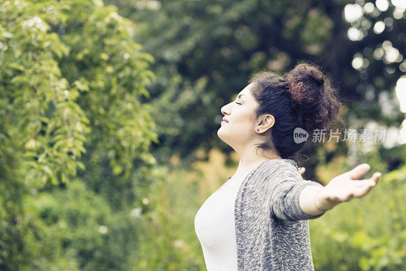 年轻女子放松户外的自然