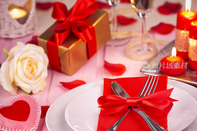 准备浪漫情人节晚餐的桌子