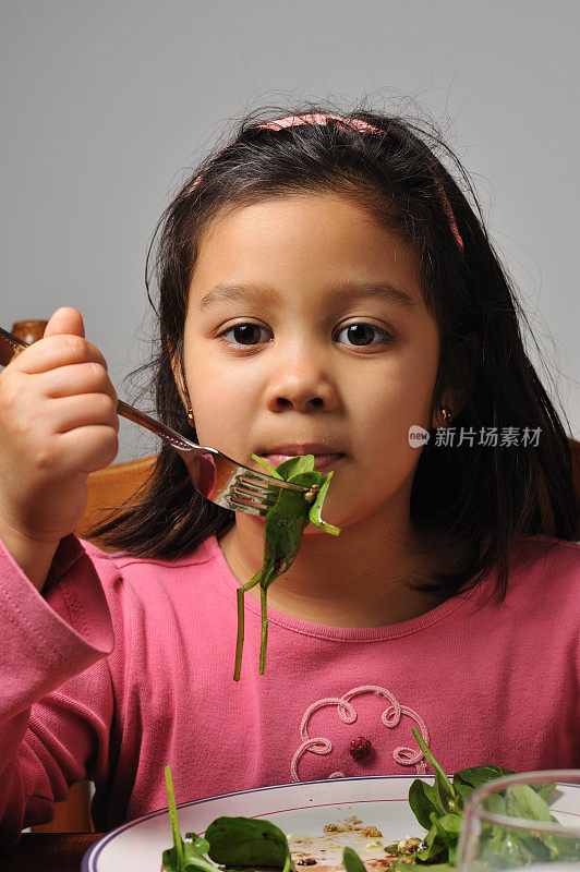 小女孩吃菠菜
