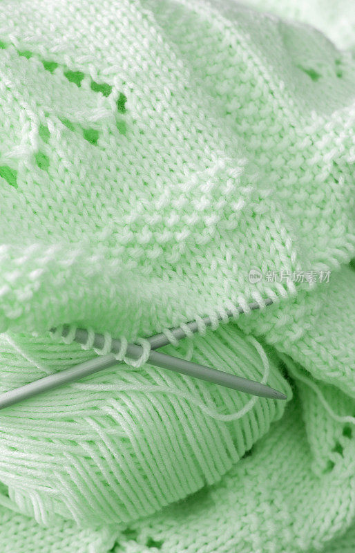 嫩绿色的阿富汗针和纱线