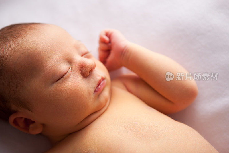 新生婴儿在柔软的毯子上安静地睡觉