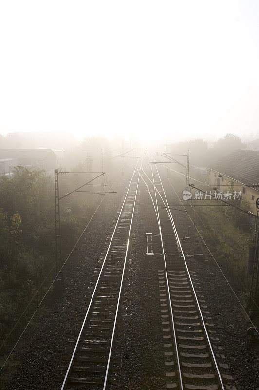 晨雾中的铁路轨道