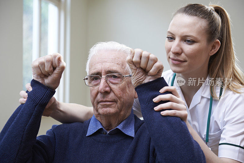 护士用举起手臂的方法评估中风患者