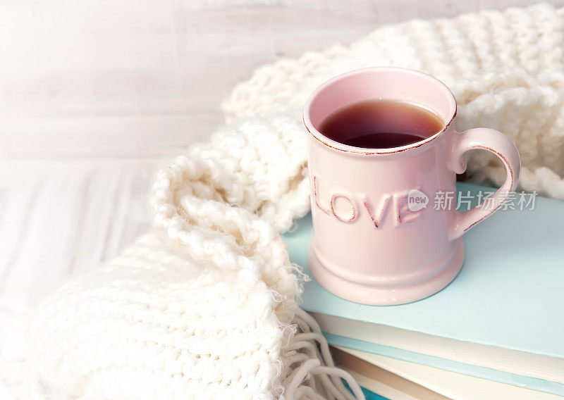 情人节的背景。咖啡，茶杯，书都是在木头上编织的。