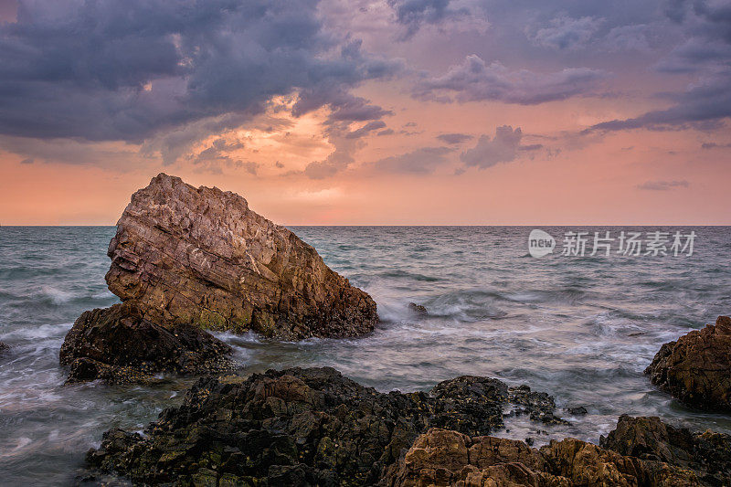 海景在海边用石头