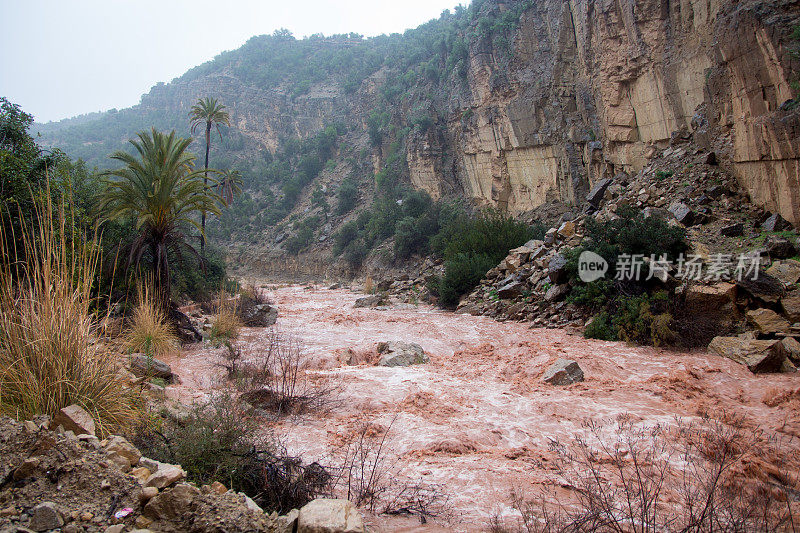 摩洛哥山区的河水泛滥