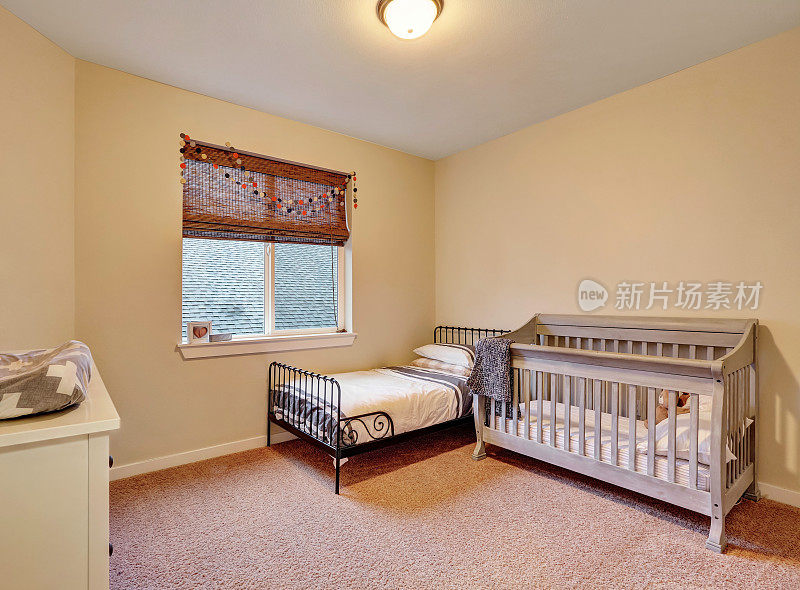 孩子的卧室在温暖柔和的颜色