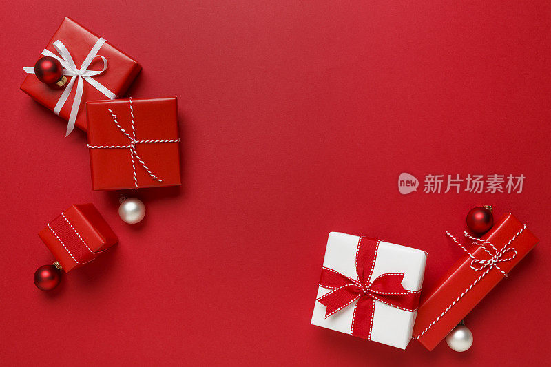 圣诞礼物的背景是简单而经典的红色