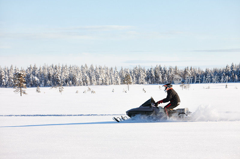 一名男子在芬兰驾驶雪地摩托