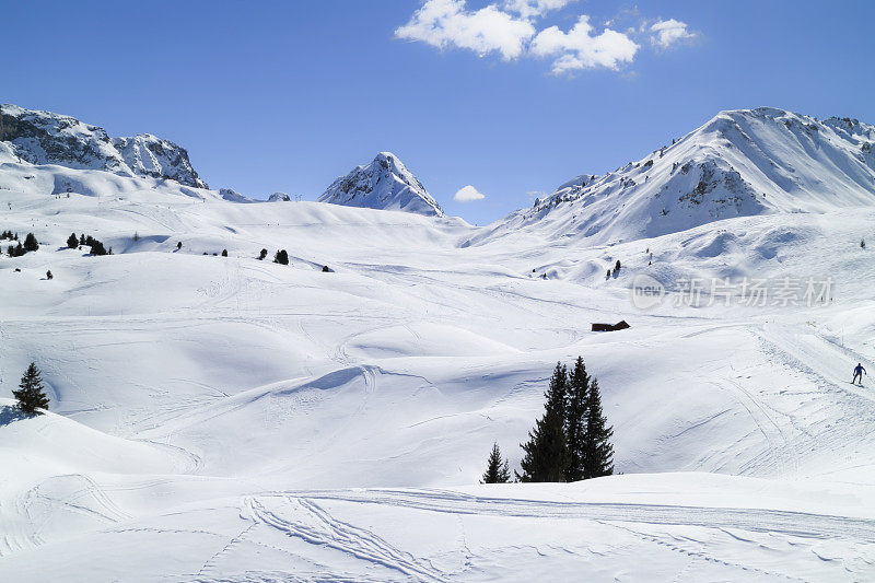 滑雪穿过高山和山谷