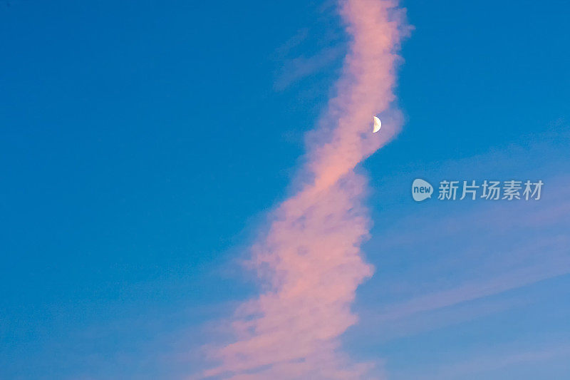 蓝天上粉红云下的月亮