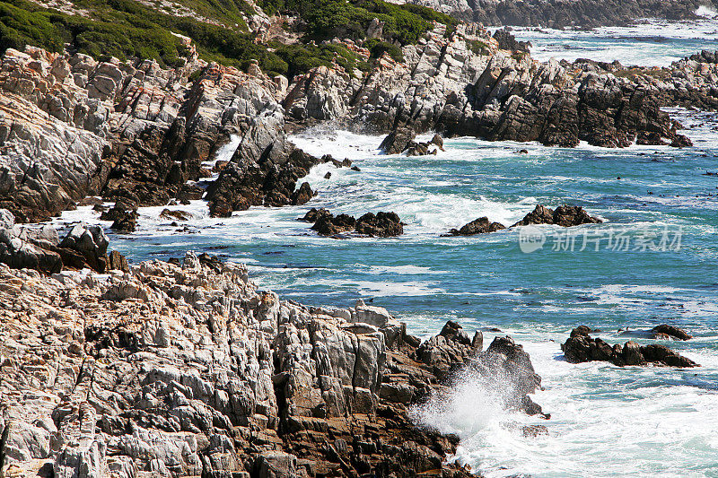 海浪冲击着岩石海岸