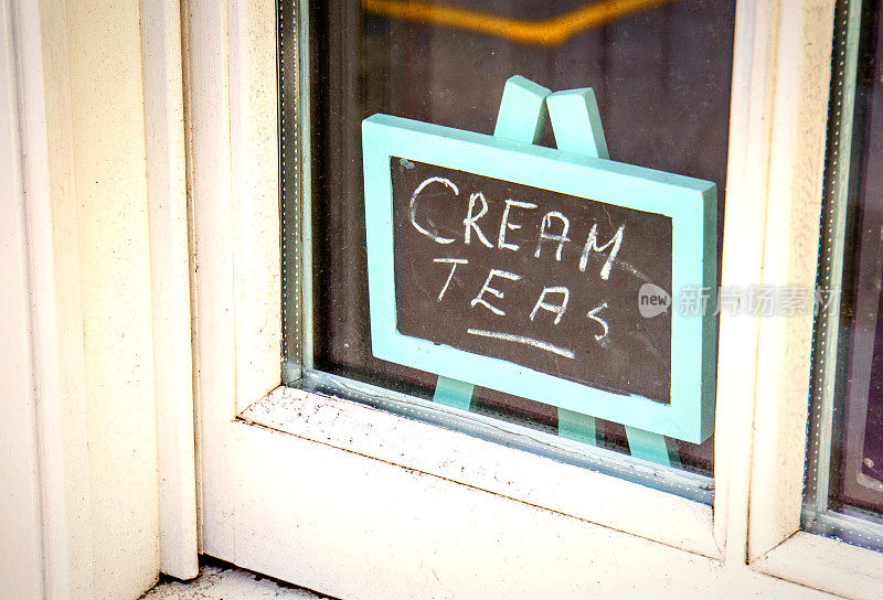窗口的黑板上写着奶油茶