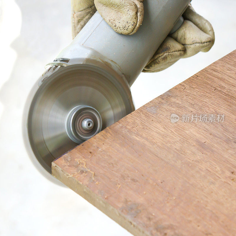 手工用锯机打磨木板。