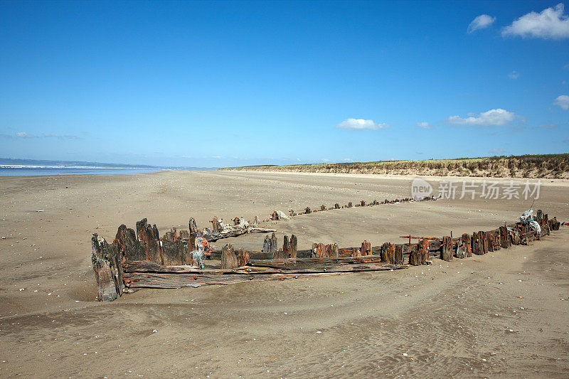 威尔士海滩上仍有一艘沉船