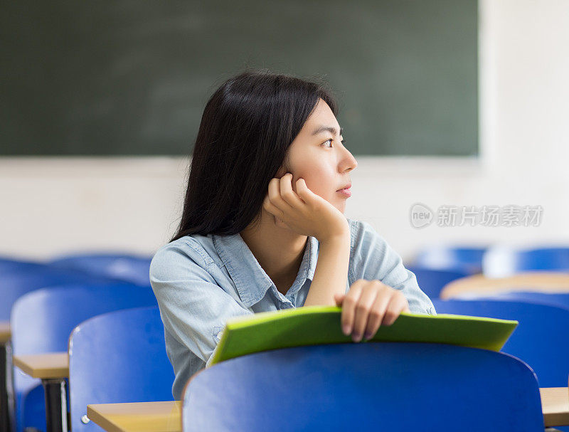 教室里的女学生