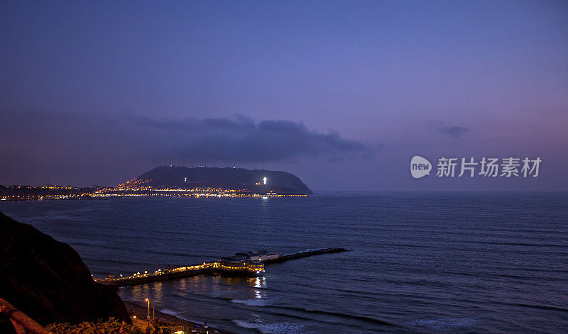 利马海岸线的夜景