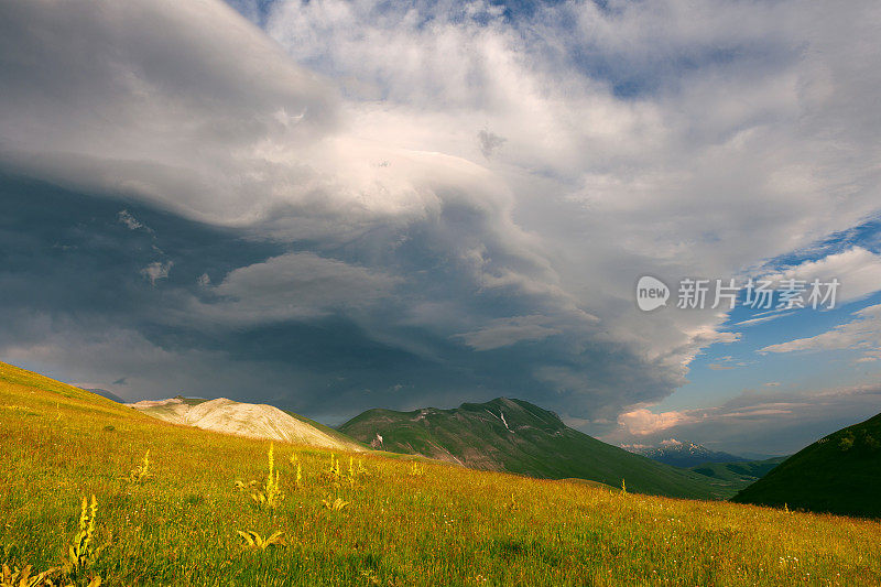 在暴风雨来临之前在亚平宁山脉的维托尔山