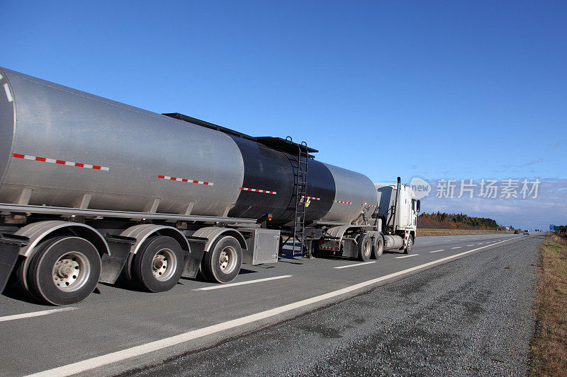 公路上的油罐车