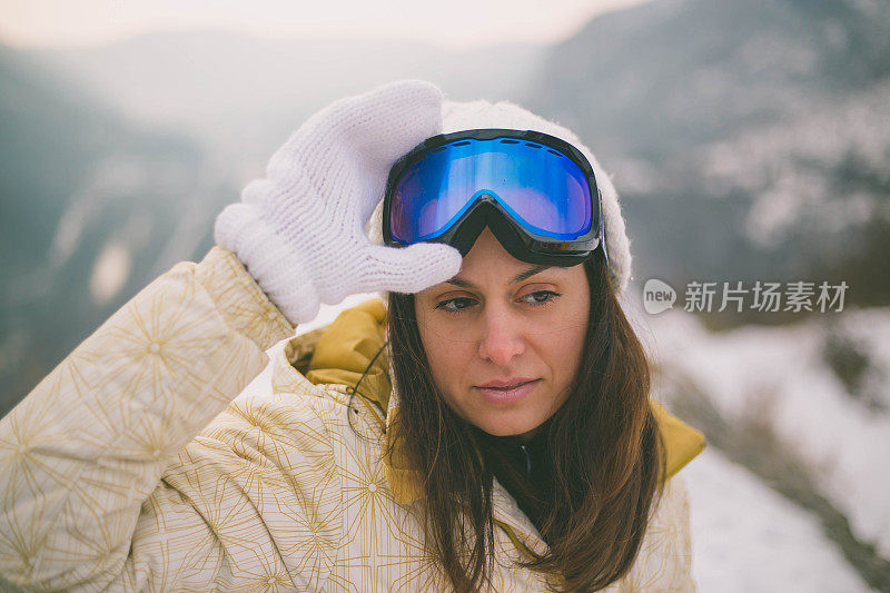 戴着面具滑雪的女孩