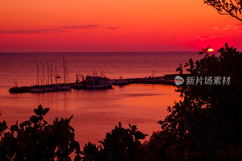 在日落的米西那海港勒斯沃斯