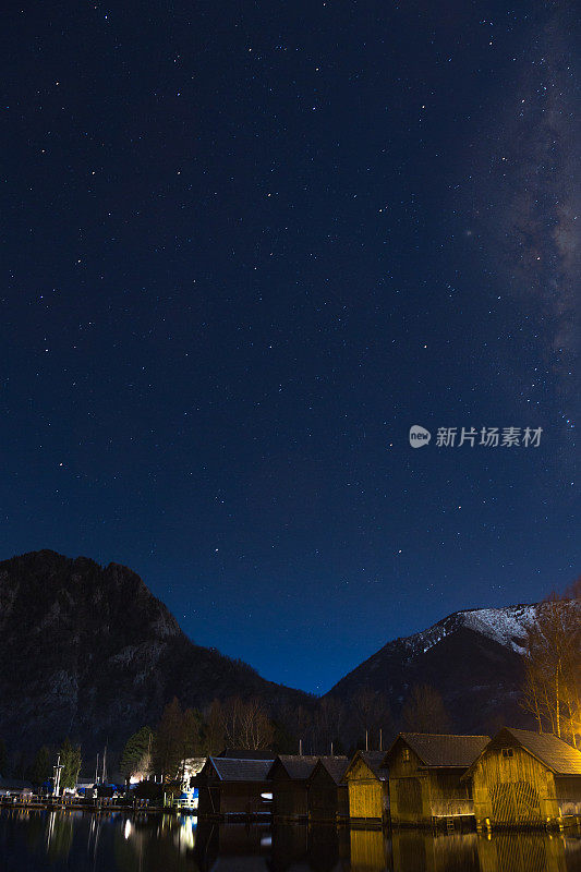 湖上划船俱乐部的夜空