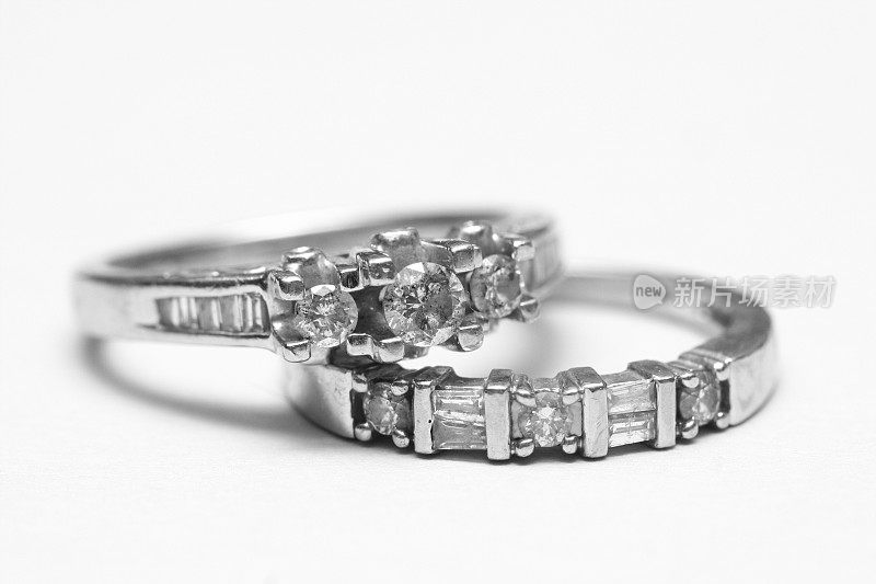 两个钻石婚戒互相叠在一起的特写