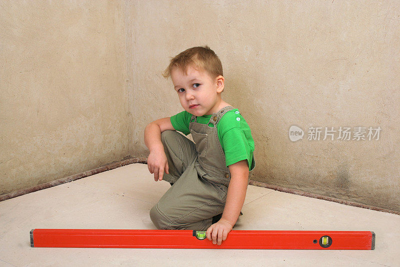 小男孩用水平面玩木匠游戏