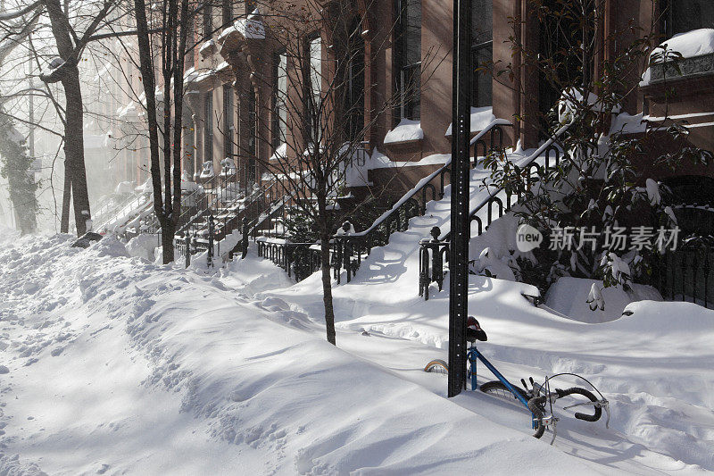 冬季暴风雪场景布鲁克林联排别墅弯曲纽约
