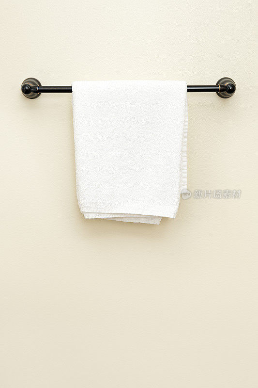 浴室毛巾挂在架子上。