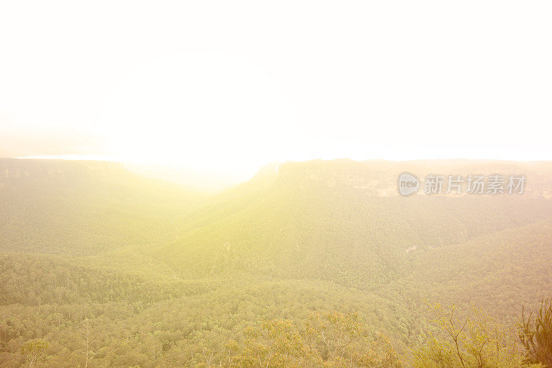 日出，蓝山晨雾，直冲太阳