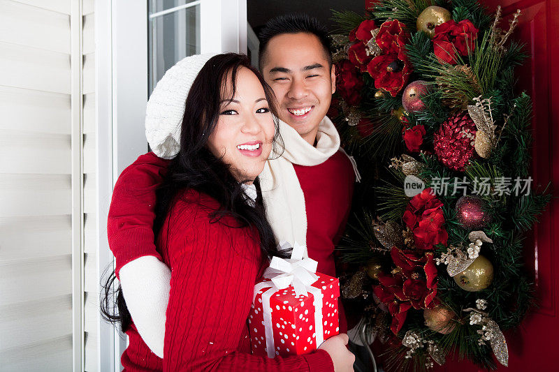 快乐的亚洲夫妇户外圣诞肖像