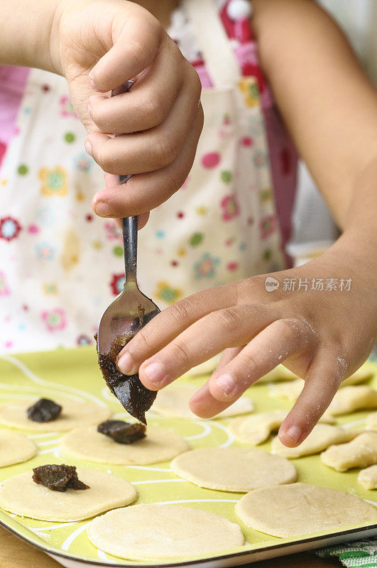 小女孩做饼干