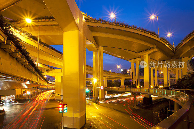 夜间城市高架桥公路