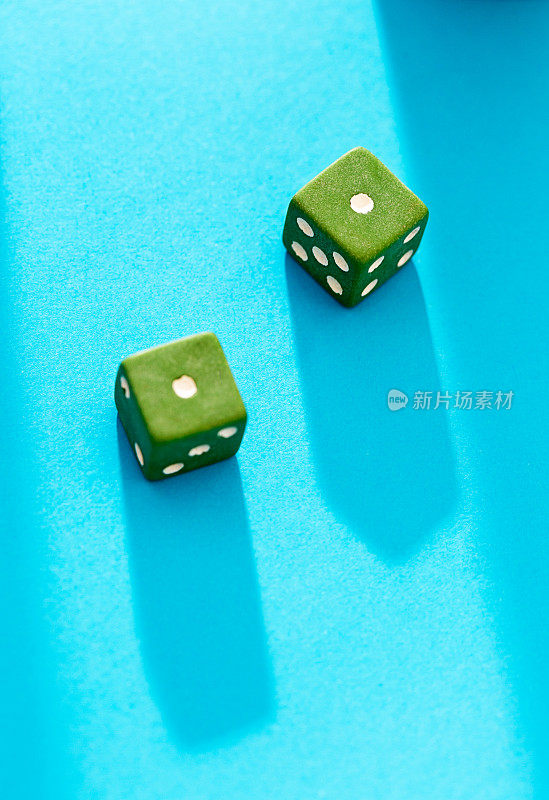 在蓝色背景下，从绿色骰子中不幸掷出2