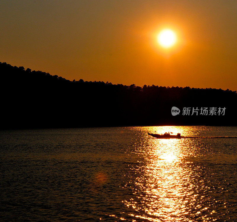 湖上映日