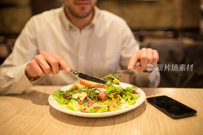 一个年轻人正在餐馆里吃饭