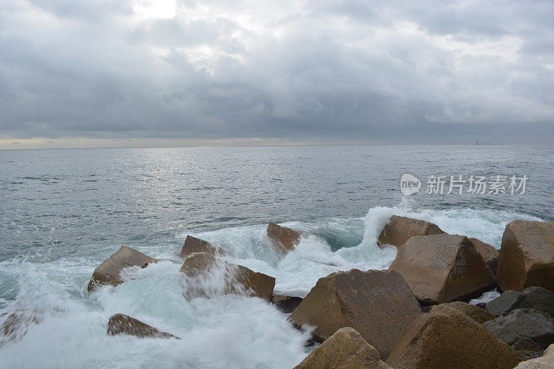 海滩上的波浪