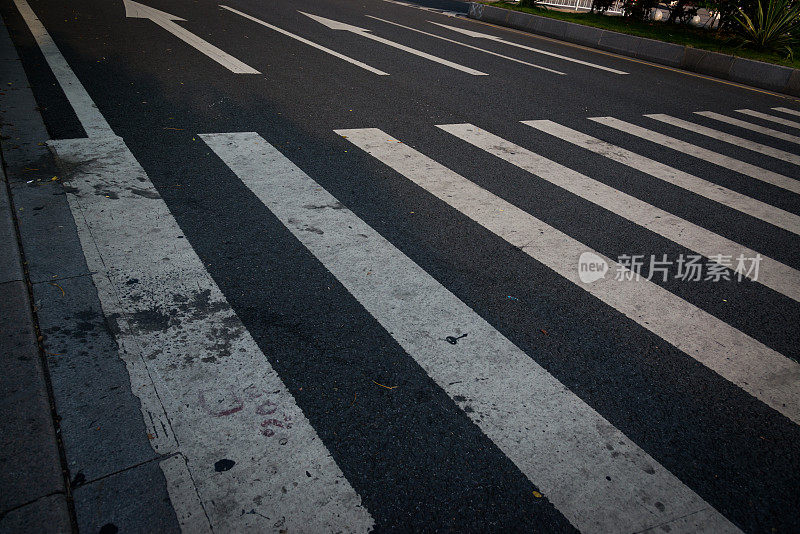 有箭头标志的道路