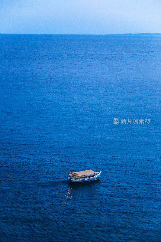 小船和平静的蓝色海浪