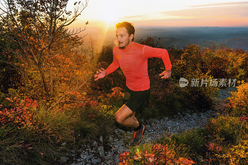 斯洛文尼亚Primorska，年轻的跑步者在日落时分在山上奔跑