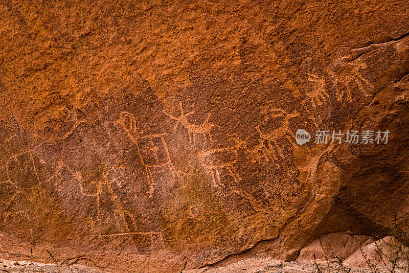 沙漠峡谷的古代岩画