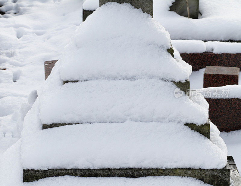 雪中的石阶构成金字塔的背景