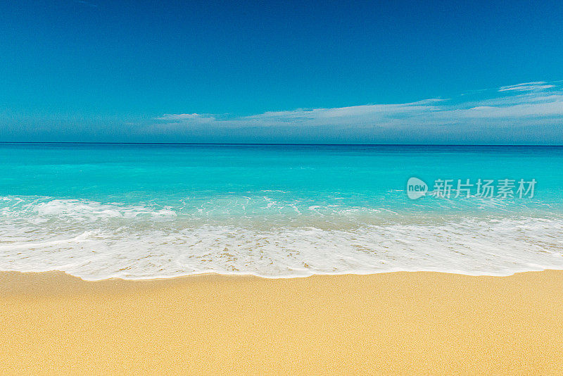 空旷的海滩海岸与绿松石海在马尔代夫在夏天