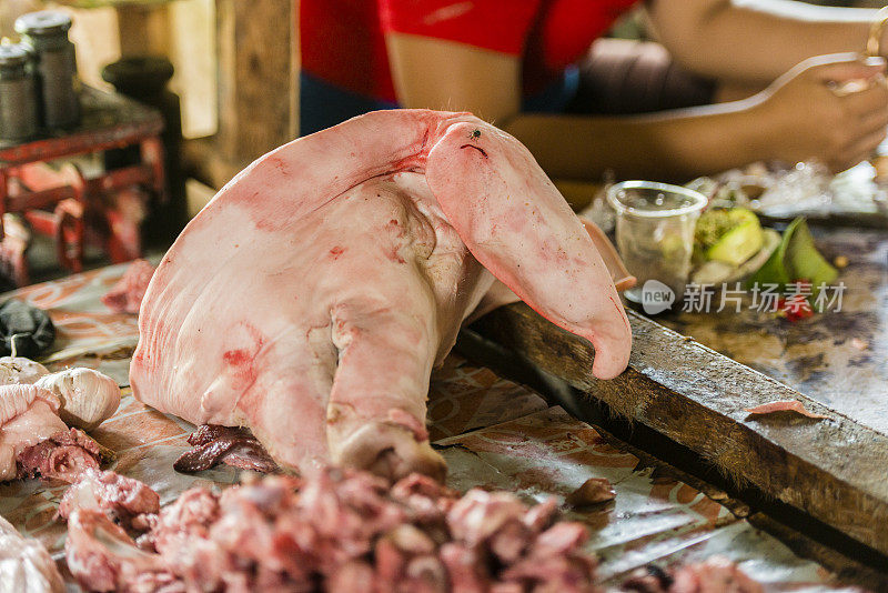 在印尼传统市场卖猪头的肉店